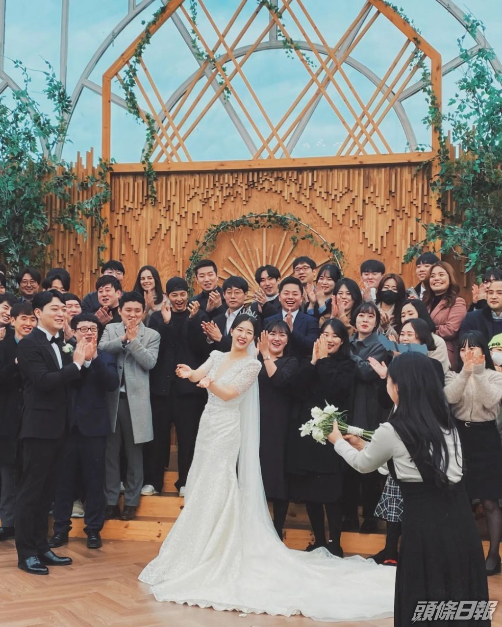 宋仲基於本月中帶女友出席高爾夫球選手任成宰的婚禮。